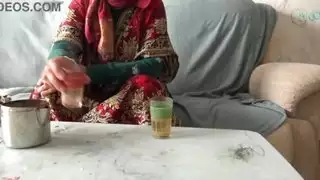 جنس صريح بين الأعراق: زوجة تركية ساخنة وقضيب المهاجر الكبير