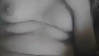 مراهقة متحمسة تفتح ساقيها على مصراعيهما