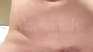 فتاة عربية ساخنة تظهر عارية ثدي طبيعي كبير وشفر مشعر