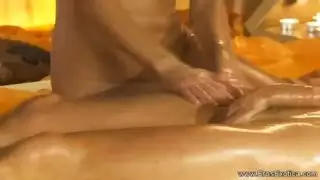مهبل أم شقراء مبلل في تدليك تانترا تركي إباحي