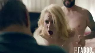 شقراء كبيرة الصدر تخلع ملابسها بابتسامة مغرية