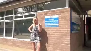 أمريكا المشاغب أبيلا أندرسن هي شقراء مثيرة ولكنها خجولة للغاية مع الأقواس