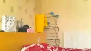 مراهقة بجوارب بيضاء تمص قضيبًا قبل مشهد إباحي عنيف