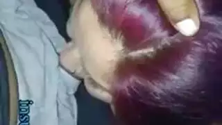 صديقة لطيفة بشعر وردي تتلصص على رجلها وهو يفرك قضيبه الصلب