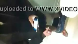 رجل مستقيم يحصل على مسمر في البار