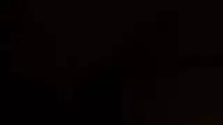 ممارسة جنس جماعي غير مخطط: رجل متزوج واحد، فتاة مثيرة واحدة، غرفة كبيرة واحدة