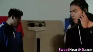 سحاقية مسيطرة تأمر الأولاد في فيلم هيمنة كلامية إباحي