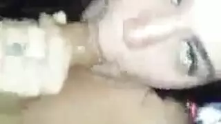 عاهرة الفستان الأحمر تأخذ قضيبين أسودين في جنس عنيف مزدوج