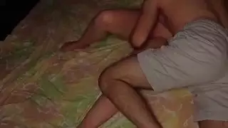 فتاة الكلية المفلسة لا تتوقف فرجها المنقوع عن التدفق
