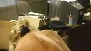 شقراء ملفوفة بالجلد تأخذ قضيبًا قاسيًا من شاب وسيم