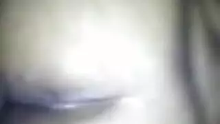 فتاة سمراء ذات مؤخرة ضخمة تهتز بقوة من الخلف