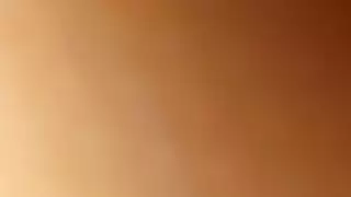 صبيان فضوليان يساعدان هذا الصبي الجميل البالغ من العمر عشر سنوات على اللعب