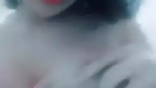 شقراء تغرى السباك بجمالها لينيكها