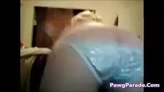 عاهرة الشارع تتعرض للجماع القاسي في السيارة مقابل المال