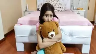 تعليم ابنة الأخ الغافلة كيفية البلع العميق