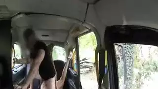 اب و يغنيك ابنته