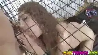 فتاة تلعق لسان صديقتها وتشرب لعابها