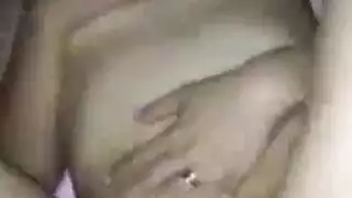 مثليتان تمتلئان بقضيب آسيوي في جنس خيالي