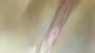 الفتاة ذات الصدر الكبير تتجسس على جلسة الجنس الإباحية العنيفة لجارها