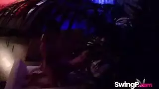 الفتاة المشاغب تحفر بعمق داخل كس صديقتها المبلل وتتوقع ديكًا من الصعب أن يقذف بداخلها