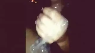 مراهقة مثقوبة البظر تنال تدليكاً عميقاً لمهبلها وشرجها