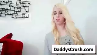 شقراء من ذوي الخبرة، دارسي دولتشي يبذل قصارى جهدها لإرضاء رجل في حبه