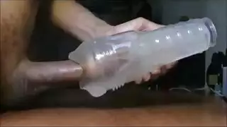 عزابي إباحي: جماع بقضيب اصطناعي وكلام فاحش