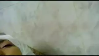 شغف خام: بداية عذراء عربية في عالم الإباحية
