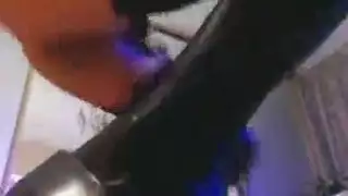 إباحية منفردة: جوليا آن تداعب مهبلها الحليق حتى النشوة