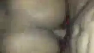 العاهرة النحيلة المبتسمة تخلع ملابسها وتمارس الجنس مع حبيبها السابق