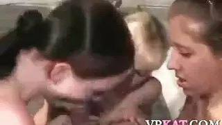 قررت الفتيات الجميلات ممارسة الحب في وقت متأخر من بعد الظهر ولديهن أربع كسس