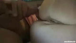 الشاب يدخل على امه وهي نايمة ويلعب بكسهاء