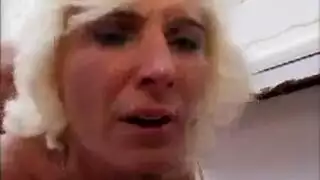 شقراء مثيرة تُضاجع بقوة في وضعية إباحية مضحكة على فراشها
