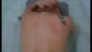 فتاة أفريقية متحولة تأخذ قضيبًا ضخمًا