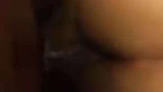 مؤخرتها الجشعة تبتلع قضيبًا مزدوجًا يدفعه بعمق وسيم أسود
