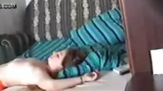 علاقة عائلية سرية: لقاء عاطفي بين كبير وصغيرة