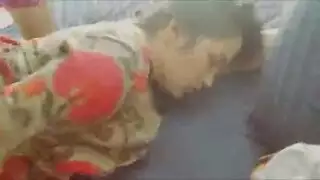 شاب يفرض نفسه على جارة مثيرة تشتهي الجنس