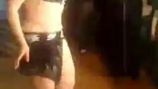 راقصة عربية ممتلئة تركب عمودًا وثدييها ومؤخرتها تهتز