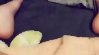 وجهة النظر: مشاهدتها وهي تملأ فرجها المبلل بقضيب أسود