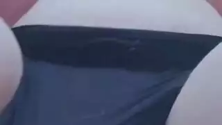 لص هواة يأخذ قضيبًا على الأريكة بعد القبض عليه