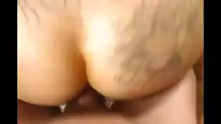 يلحس بطنها