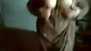 حركة ثنائية الصدر: الشقيقات تستفززان وتصوران صدورهما المثالية