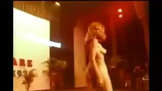 مهرجان عراة بأجواء الماضي يتحول إلى أوجي شاطئ إباحي