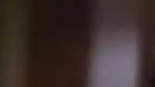 كارلي جيمس تأخذ قضيبًا ضخمًا في حلقها في فيديو بورن صارم
