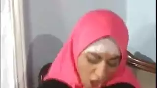 فتاة محجبة تأخذ جماع مزدوج صارم في مشهد إباحي