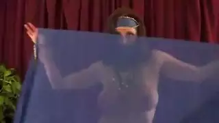 حورية عربية طبيعية تمامًا تتباهى بصدرها في رقصة جامحة