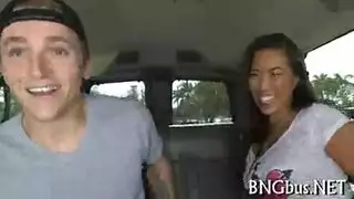 فتاة مغرية تستمني في التاكسي و تمص زب زبونها الممحون ببراعة نااار