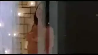 امرأة ممتلئة عارية تتحرك بشكل جنسي صريح في فيلم إباحي