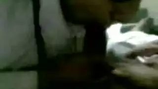 ترضع بنت محجبة زب حبيبها بعمق حتى ينزل في فمها