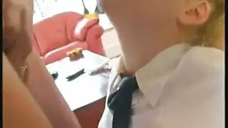 دليل صديقتي الصريح: حركات اللسان والأصابع على كسها المبلل